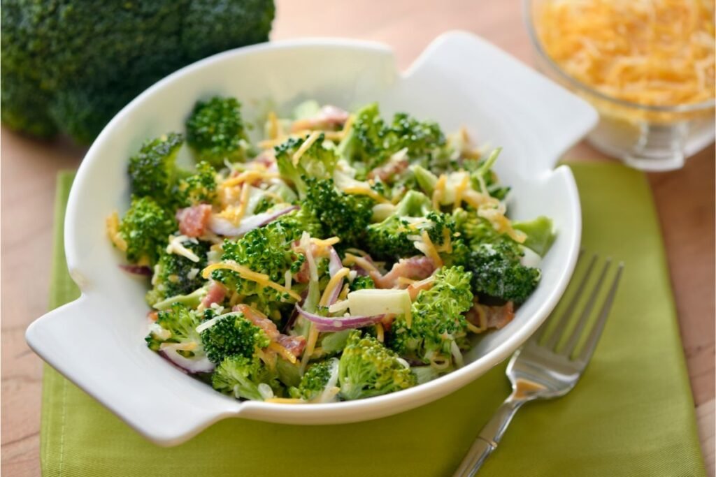 Brokolių Cezario salotos