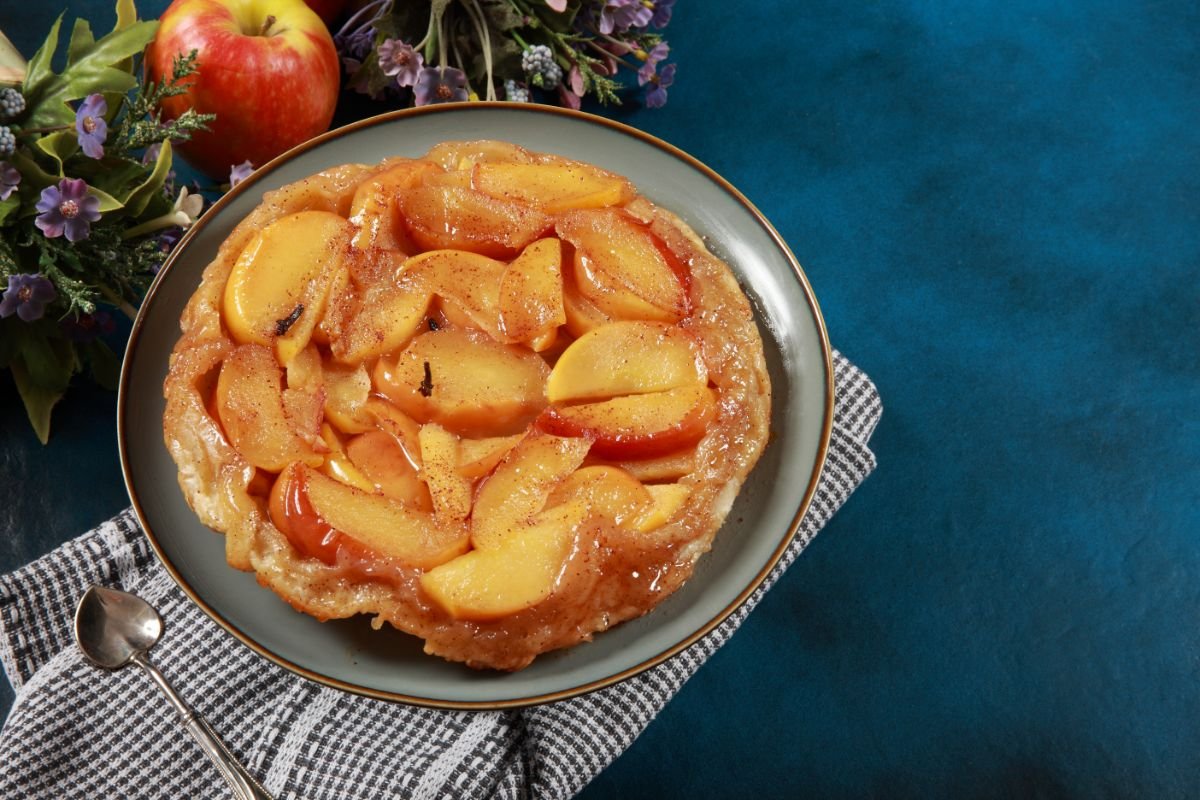 Apverstas obuolių pyragas – prancūziškos virtuvės klasika jūsų namuose: 3 lengvai pagaminami receptai