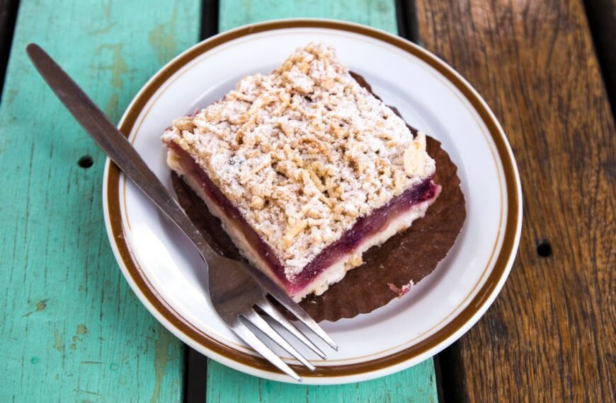 Pyragas su uogiene – laikui nepavaldi klasika. Iš 4 receptų tikrai išsirinksite savo favoritą