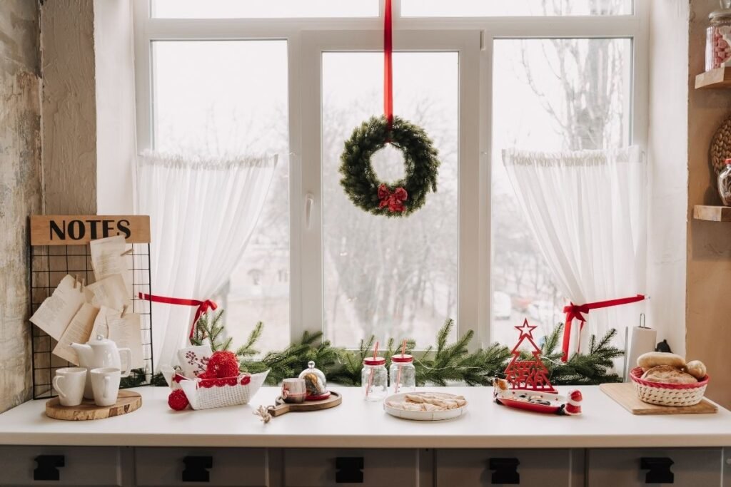 Kalėdinės dekoracijos ant langų