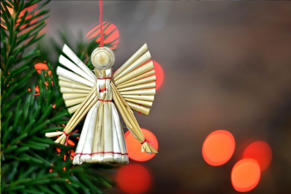 Kalėdinė eglutės dekoracija iš šiaudų