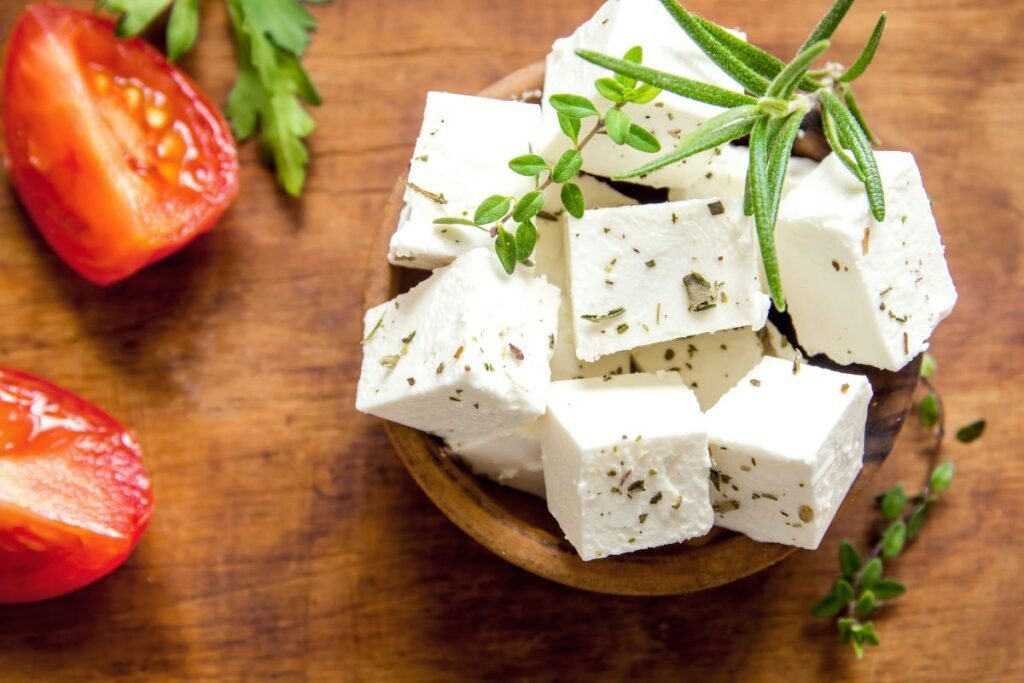 Feta sūris – graikiškos kultūros simbolis. Kaip jį priderinti patiekaluose? Du gardūs receptai
