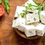 Feta sūris – graikiškos kultūros simbolis. Kaip jį priderinti patiekaluose? Du gardūs receptai