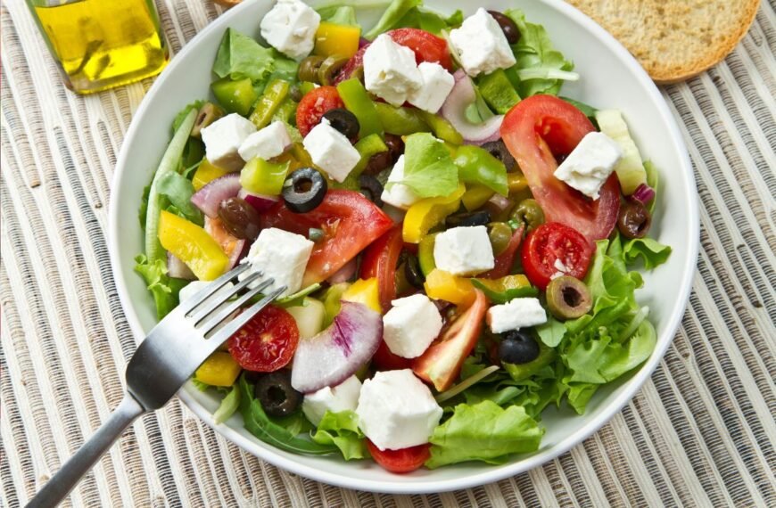 Graikiškos salotos: balkaniški skoniai lėkštėje ir du šių salotų receptai