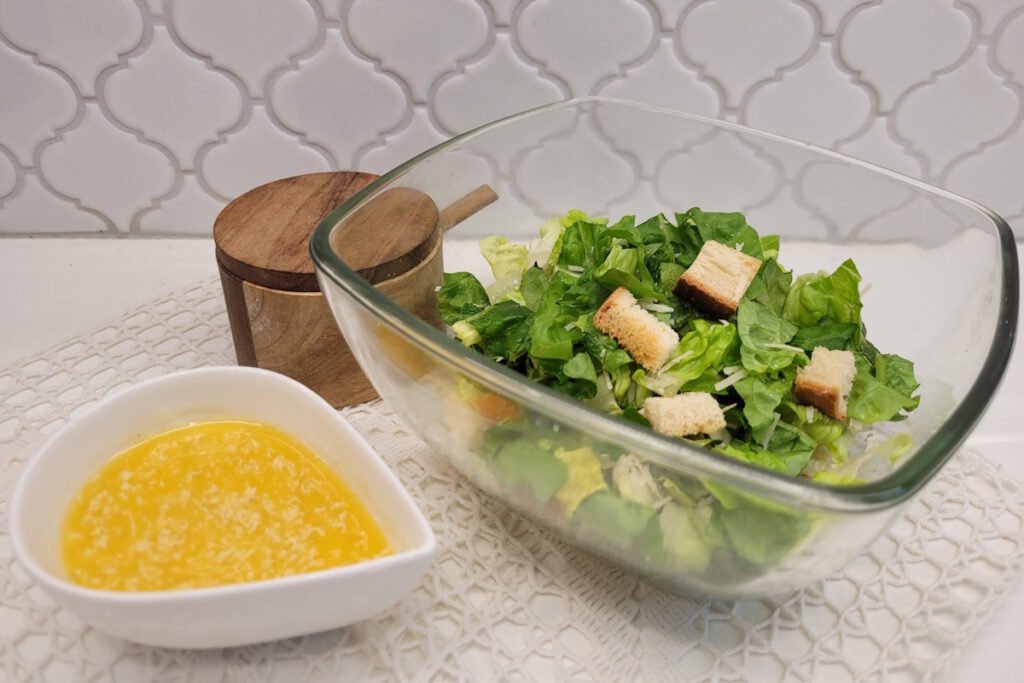 Klasikinės Cezario salotos – visa skonio galia slypi išskirtiniame padaže. Kaip jas pasiruošti?