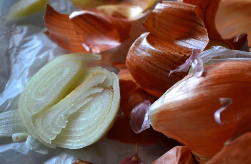 Svogūnų lukštai – bereikalingai išmetamas gėris. Kaip neįprastai juos galima panaudoti buityje?