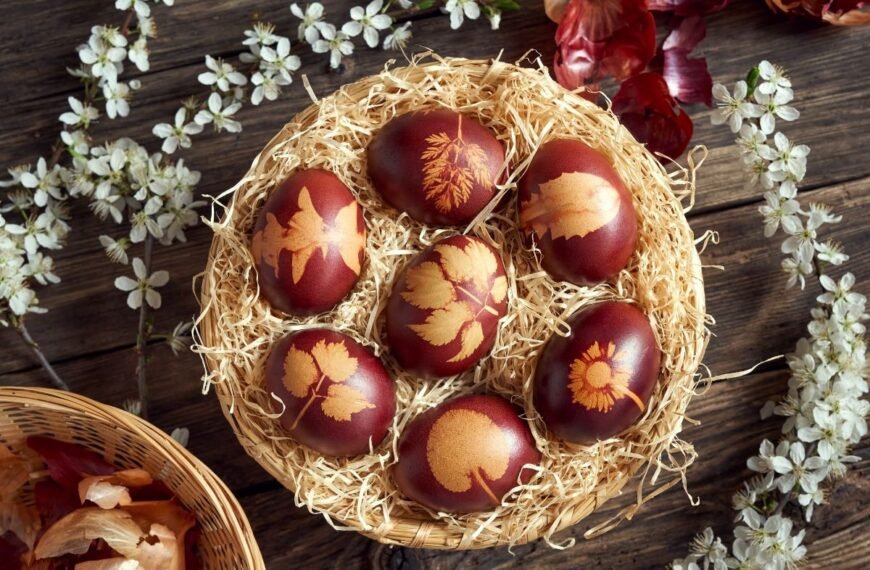 Kiaušinių dažymas svogūnų lukštais: nuo šviesiai rudos iki šiltai bordinės ir raudonos spalvos