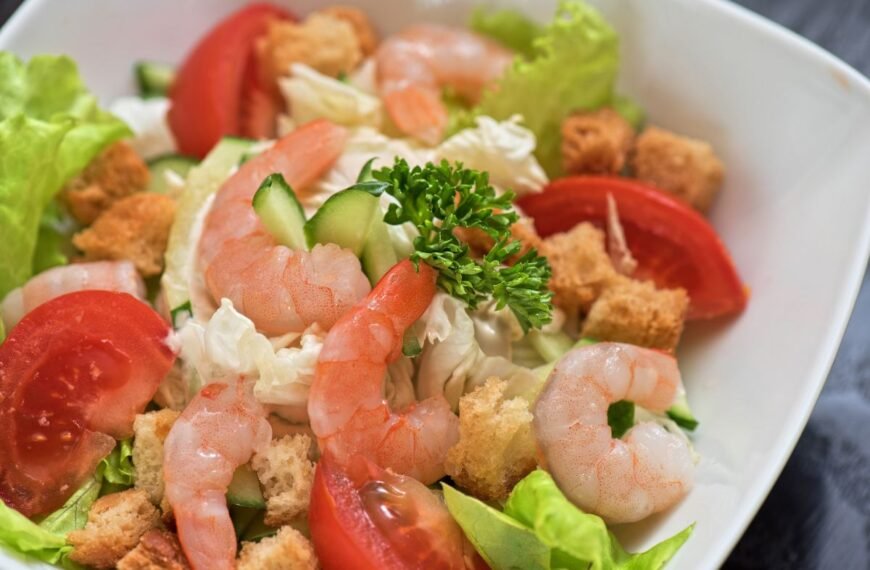 Salotos su krevetėmis: 3 sveikesnės versijos su šiomis jūrų gėrybėmis  
