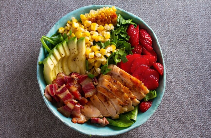 Salotos su vištiena – išbandykite 3 neįprastus saldesnius šio patiekalo variantus