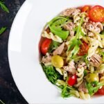 Makaronų salotos – 3 skonio receptorius glostantys sotaus patiekalo receptai