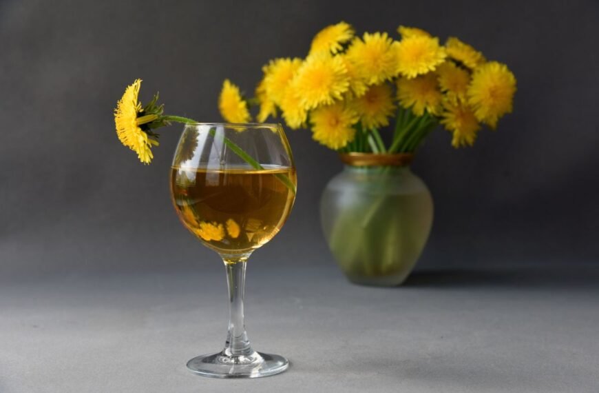 Pienių vynas – kaip pasigaminti unikalaus skonio ir savybių gėrimą iš kiaulpienės žiedų? 