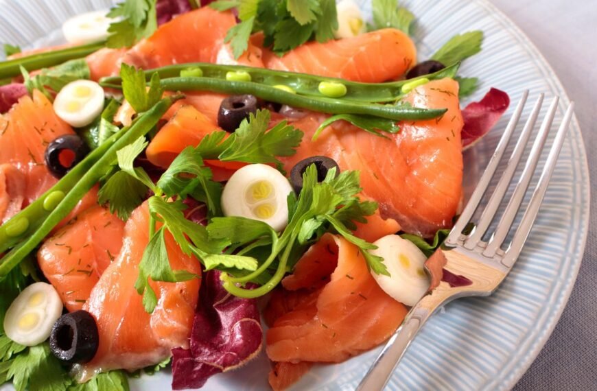 Salotos su lašiša – sveikuoliški ir tradiciniai jūros skoniai kasdienai ar šventei 