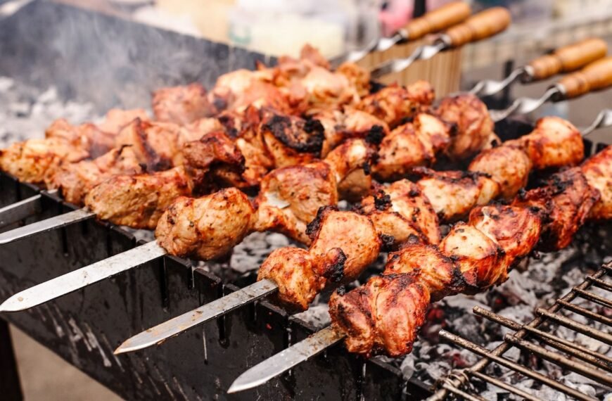 Šašlykai - mėsiškas gardėsis gamtoje. Štai keletas gudrybių, kaip iškepti skaniausius kiaulienos šašlykus