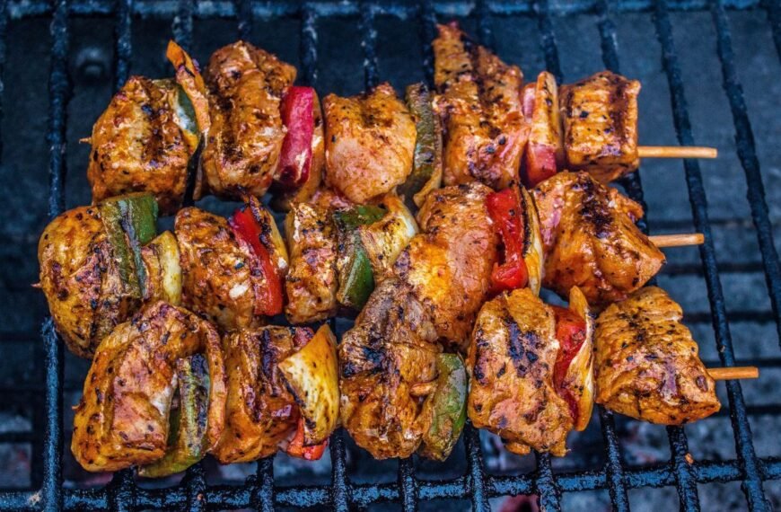 Šašlykų marinatas su aliejumi: 5 patikrinti receptai, kuriuos siūlome išbandyti šį sezoną