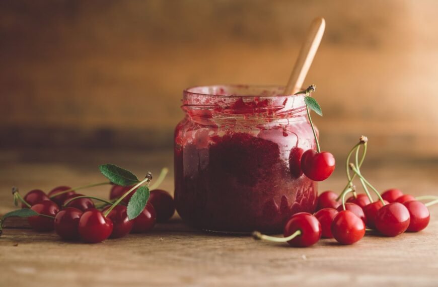 Vyšnių uogienė: klasikinė, su apelsinais, abrikosais, riešutais, net šokoladu! Kurį receptą šiemet išbandysite?