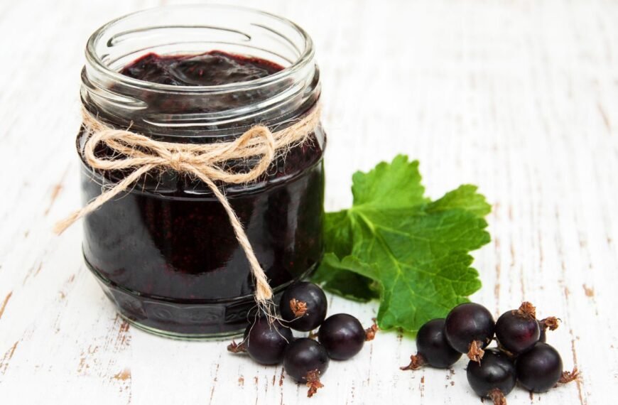 Juodųjų serbentų uogienė - nostalgiškas skanėstas. Ypatingi receptai: su avietėmis, bananais, šokoladu bei burokėlių sultimis!