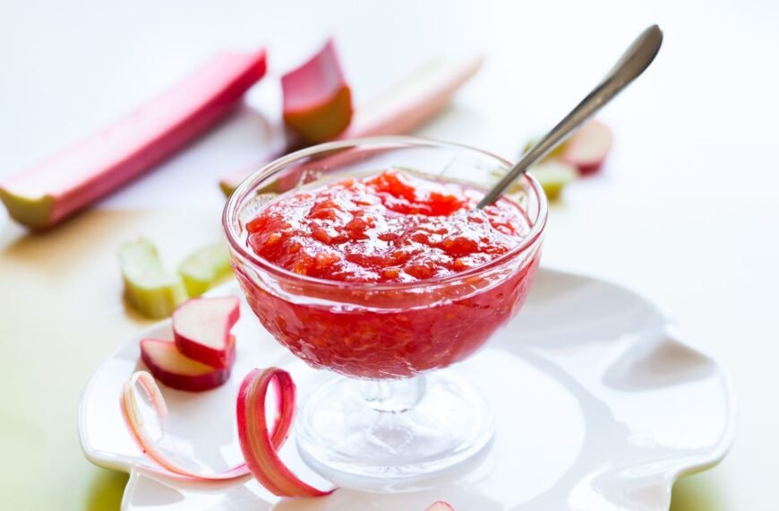 Rabarbarų uogienė – vaikystę primenantis gardėsis. Nauji 4 receptai su bananais, apelsinais bei prieskoniais