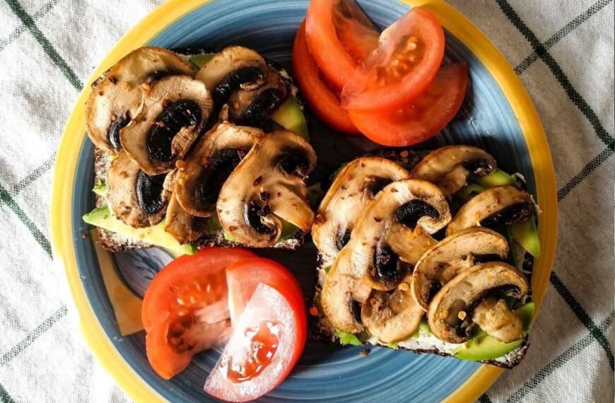 Sumuštiniai su keptais grybais ir avokadu – išbandykite ir tikrai apsilaižysite pirštus