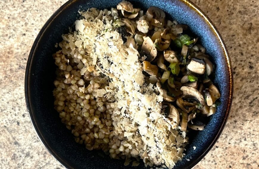 Grikių košė su keptais grybais ir svogūnų laiškais