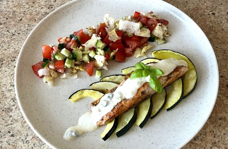 Lašiša su kaparėlių padažu ir keptomis cukinijomis