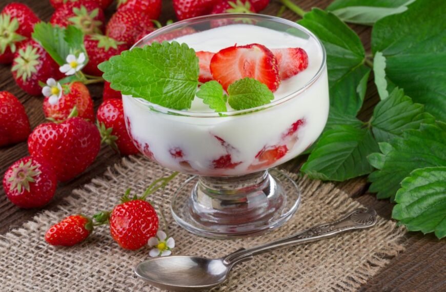 Braškių desertas stiklinėje – idealus vasaros sezono startas