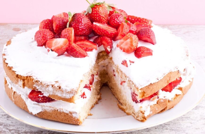 Kreminis braškių pyragas – tobulas skonis, nuostabus aromatas ir puošmena net šventiniam stalui