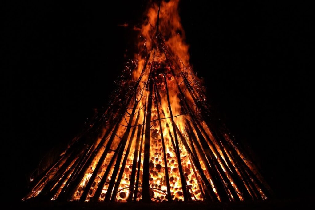 Joninių laužas 1 | Derlingas.lt Joninių laužas: šiuolaikiniai iššūkiai tradicijoms