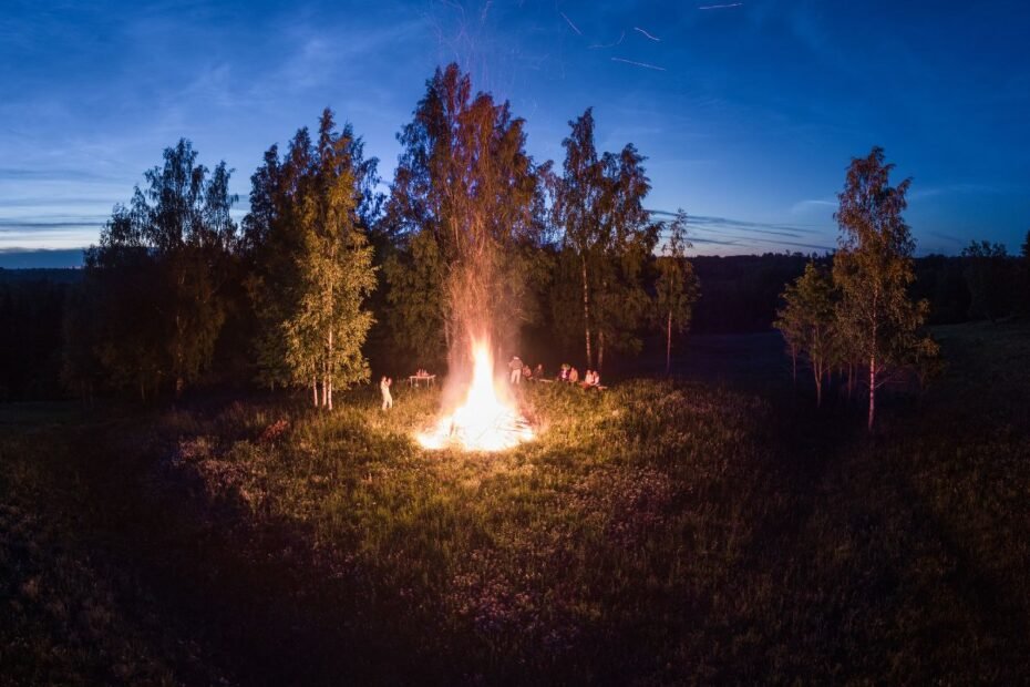 Joninių laužas: tradicijų tąsa ir saugus šventimas. Ar žinote, kaip ir kur galima saugiai kurti laužą?