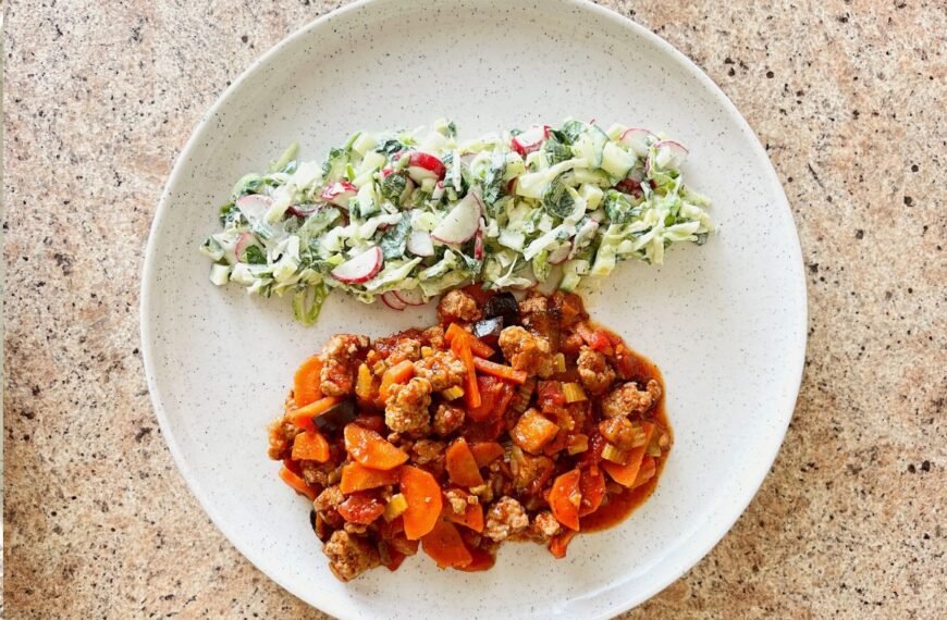 Maltos mėsos troškinys su baklažanu, morkomis ir pomidorais – jaukus ir šildantis patiekalas su dūmo prieskoniu