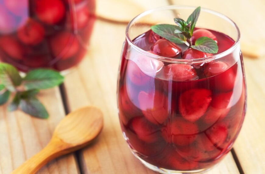 Trešnių kompotas – vasaros elegancija stiklinėje