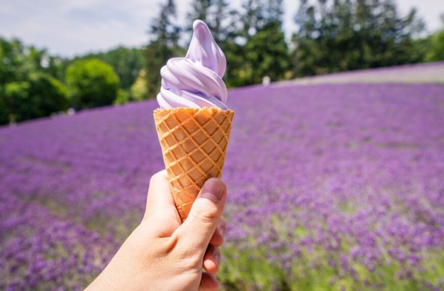 Levandų ledai – neįprastas, bet labai aromatingas vasaros desertas, kurį lengvai pasigaminsite namuose