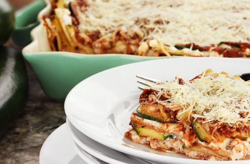 Cukinijų lazanija – sveika alternatyva tradiciniam patiekalui. Be gliuteno (be mėsos)!
