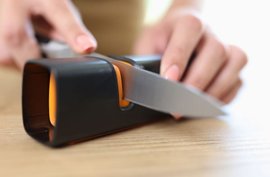 Nuo peilio iki pjūklo: koks galąstuvas kam tinka ir ką reikia žinoti renkantis?