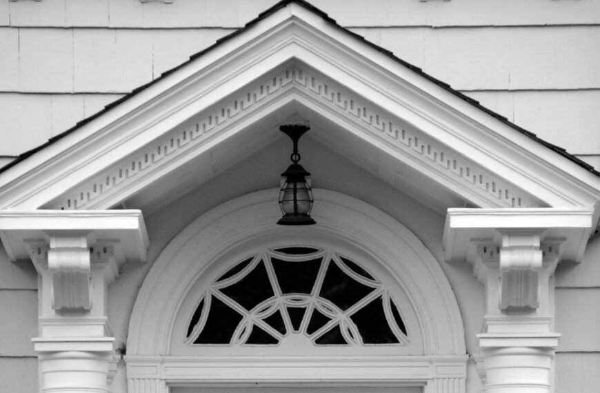 Stogelis virš durų: kodėl tai viena geriausių investicijų į namo komfortą?