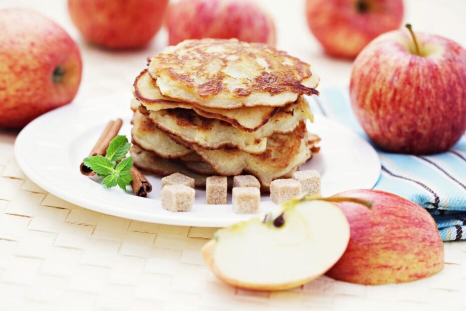 Blynai su obuoliais – rudens skonio sprogimas kiekviename kąsnyje. Kaip pasigaminti švelnius ir aromatingus blynelius?