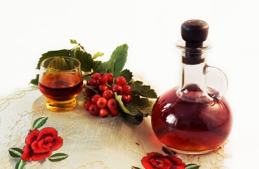 Gudobelių užpiltinė – gamtos vaistai vos keliuose lašuose. Su kuo gaminti?