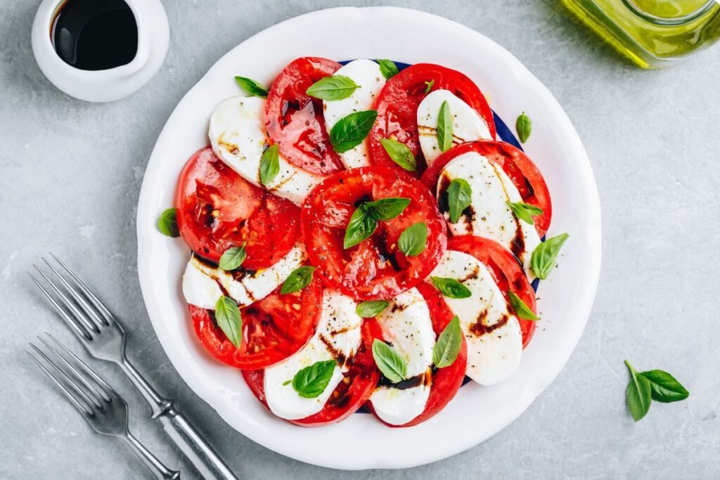 Mocarela su pomidorais 1 | Derlingas.lt Mocarela su pomidorais: klasikinių Caprese salata receptas