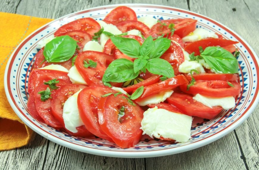 Mocarela su pomidorais – elegantiškas itališkas užkandis, kuris stalus užkariauja savo paprastumu