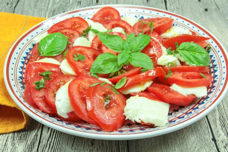 Mocarela su pomidorais – elegantiškas itališkas užkandis, kuris stalus užkariauja savo paprastumu
