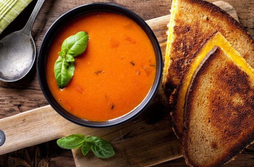 Pomidorų sriuba – klasikinis patiekalas, kuris niekada neišeina iš mados. Kaip pasigaminti tobulą namų sriubą?
