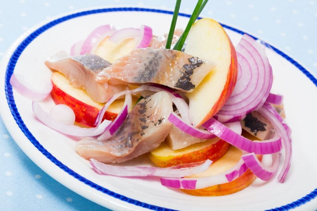 Silkės su obuoliais ir svogūnais