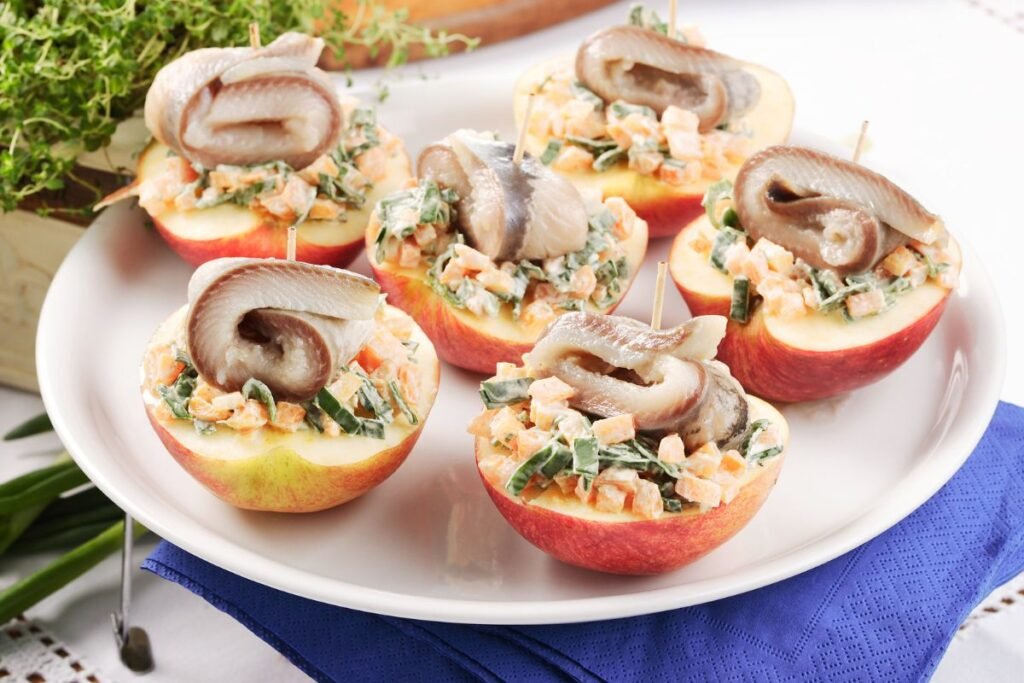 Silkės užkandžiai obuolių taurelėse