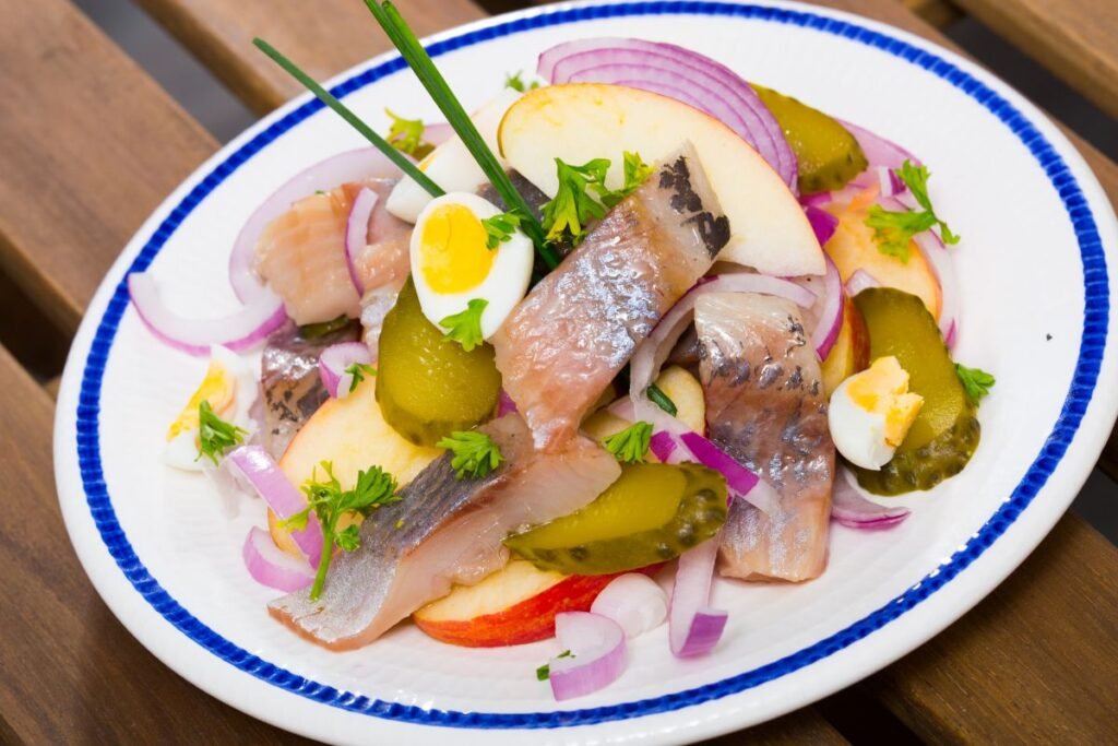 Silkė su obuoliais ir marinuotais agurkėliais