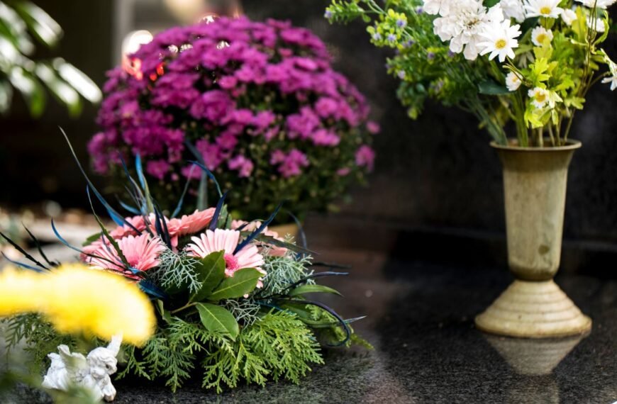 Gėlės kapams – kaip gražiai ir oriai papuošti artimųjų atilsio vietas prieš Vėlines?