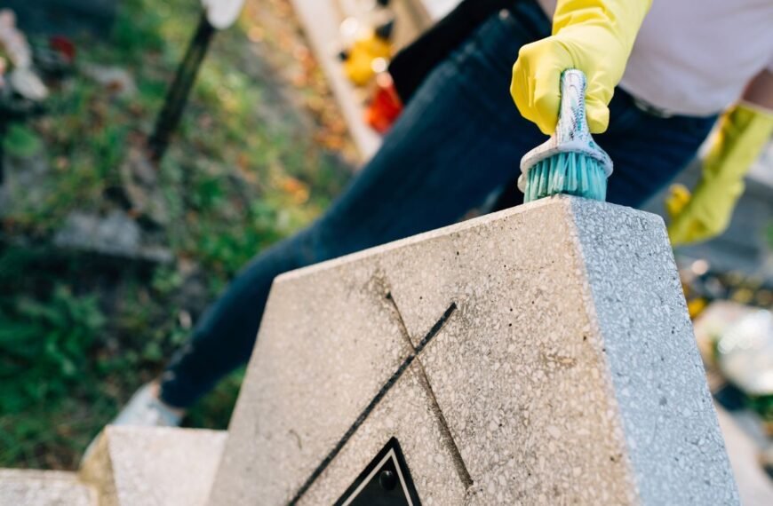 Kaip nuvalyti samanas nuo paminklo? Patikrinti būdai ir priežiūros patarimai