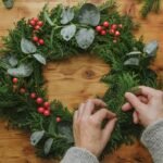 Kalėdiniai vainikai: kaip savo rankomis sukurti meile ir jaukumu švytinčią dekoraciją?