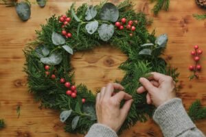 Kalėdiniai vainikai: kaip savo rankomis sukurti meile ir jaukumu švytinčią dekoraciją?