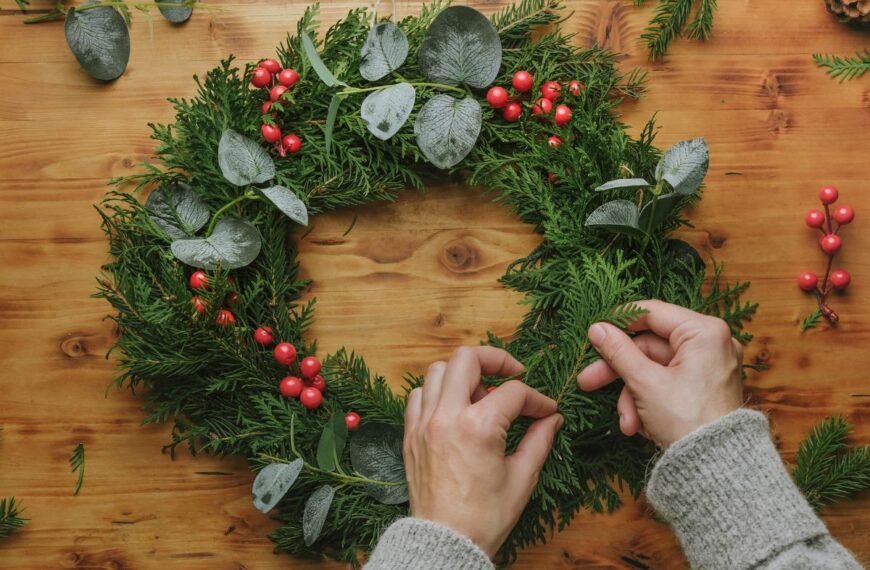 Kalėdiniai vainikai: kaip savo rankomis sukurti meile ir jaukumu švytinčią dekoraciją?