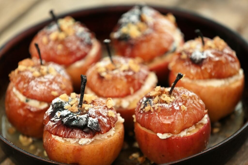 Kepti obuoliai su varške ir riešutais