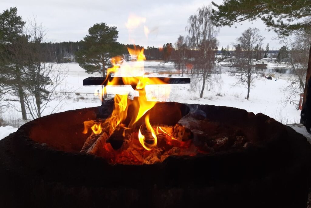 Tradicinis malkomis kūrenamas lauko židinys ir jo žavesys
